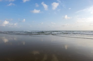 minimalist sahne seaview. Sunrise beach arka plan yansıması ile. 