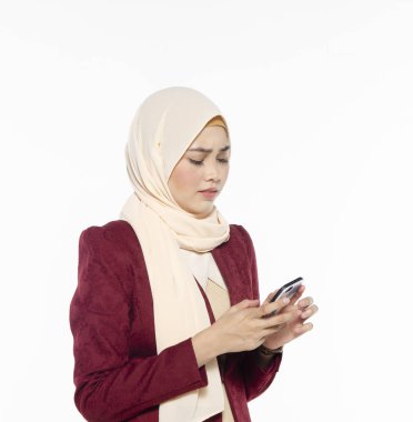 kötü haber veya cep telefonu ile mesaj okuma smartphone kullanan portre mutsuz genç kadın