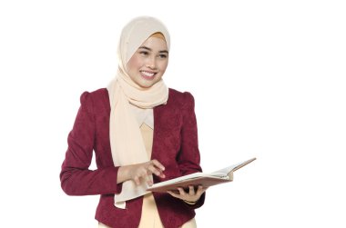 Ayakta ve beyaz arka plan üzerinde kitap hijab ile kendine güvenen genç kadın.