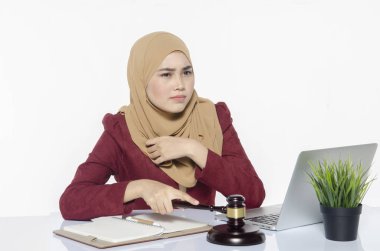 genç avukat oturan vurguladı onu laptop ile çalışma. el tutma tahta tokmak