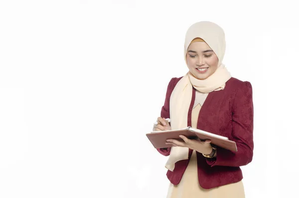 Ritratto Ragazza Casuale Sorridente Che Riferimento Programma Nel Suo Libro — Foto Stock