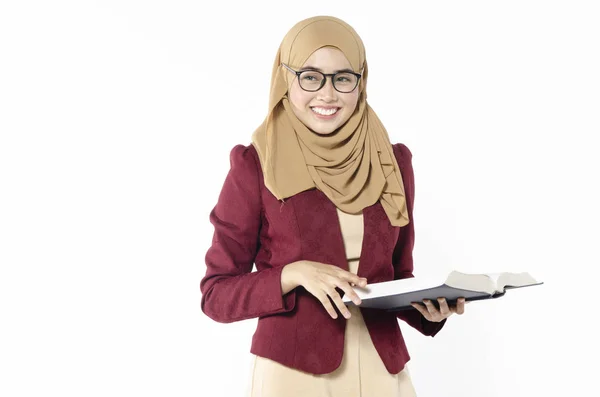 Joven Confiada Con Hijab Pie Sosteniendo Libro Sobre Fondo Blanco —  Fotos de Stock