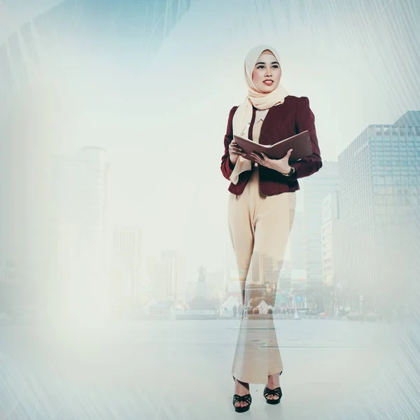 Självsäker Ung Kvinna Med Hijab Står Och Håller Bok Över — Stockfoto