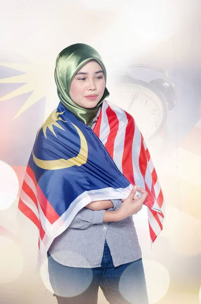 Junge Und Hübsche Frau Mit Malaysischer Flagge Über Doppelbelichtungshintergrund — Stockfoto