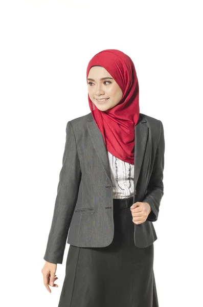 Självsäker Affärskvinna Eller Fastighetsmäklare Med Hijab Stående Vit Bakgrund — Stockfoto
