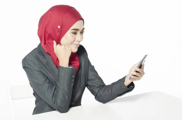 技术和沟通的概念 在白色背景下使用手机的年轻女子肖像 — 图库照片