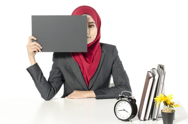 Sonriente Asiático Negocios Mujer Sentado Sosteniendo Negro Tarjeta Tablero — Foto de Stock