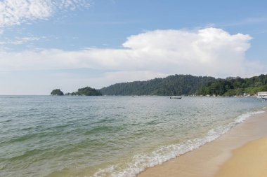 Pangkor Island, Malezya gökyüzü karşı Island, kayalar ve turkuaz deniz suyu ile doğal plaj