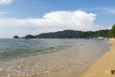 Pangkor Island, Malezya gökyüzü karşı Island, kayalar ve turkuaz deniz suyu ile doğal plaj