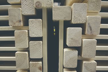 grenli arka plan görüntüsü, düşük ışık altında ateş ambarda depolanan DIY mobilya ahşap yığın yığını.