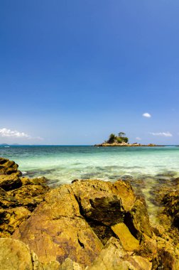 Kapas güneşli gün Terenganu, Malezya'da bulunan Adası'nın gizli güzelliği. Mavi gökyüzü ve açık deniz suyu.