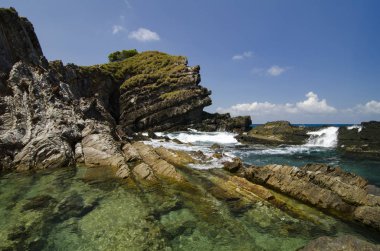 Kapas güneşli gün Terenganu, Malezya'da bulunan Adası'nın gizli güzelliği. Mavi gökyüzü ve açık deniz suyu.