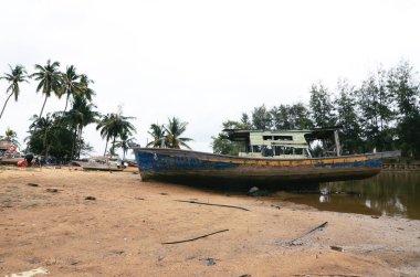 Mavi gökyüzü arka plan ve parlak güneşin altında deniz kıyıya yakın batık terk