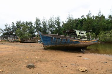 Mavi gökyüzü arka plan ve parlak güneşin altında deniz kıyıya yakın batık terk