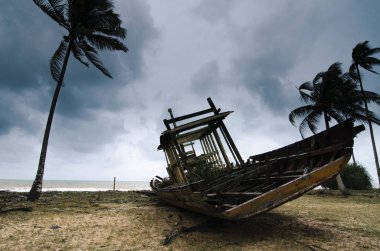 Mavi gökyüzü arka plan ve parlak güneşin altında deniz kıyıya yakın batık terk