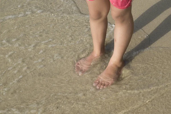 裁剪的形象 年轻的女孩站在沙滩上 — 图库照片