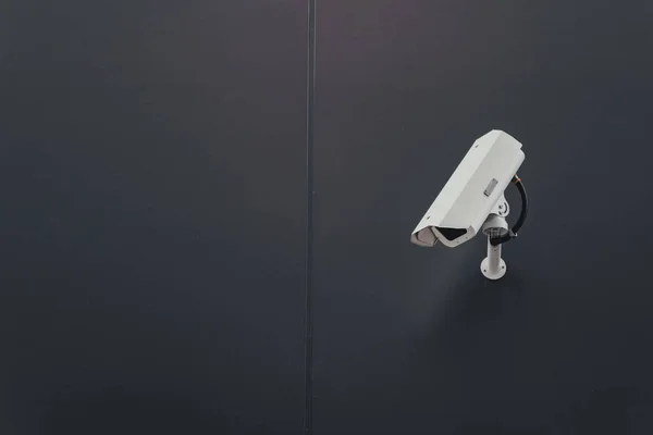 Gözetleme ve izleme kavramı, modern kapalı devre kamera duvara bağlı.