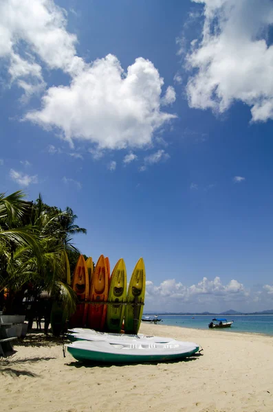Kayaks Coloridos Playa Tropical Desierta Arena Blanca Día Soleado Cielo — Foto de Stock