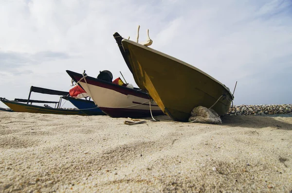 Schöne Landschaft Traditionelles Fischerboot Vor Anker Über Schönen Meerblick Und — Stockfoto