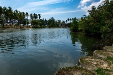 Güzel doğa, parlak güneşli bir günde ve mavi gökyüzü arka plan Terengganu, Malezya altındaki geleneksel balıkçı köyü