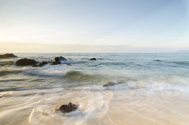 Seyahat ve tatil kavramı arka plan, güzel tropikal plaj gündoğumu deniz manzarası. Dalga yumuşak isabet kumlu plaj