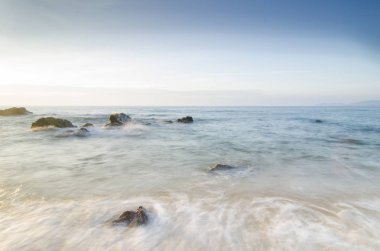 Tatil ve barış kavramı. Güzel tropikal Plajı, parlak güneşli bir gün altında kumlu plaj isabet dalga yumuşak