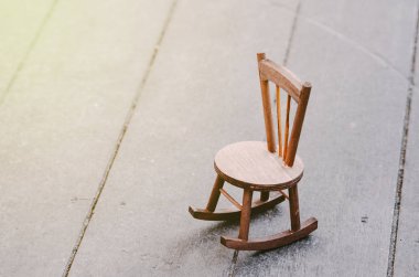 minyatür sandalye ahşap zemin üzerinde yalnız duygu ve birisi eksik ifade kavramı