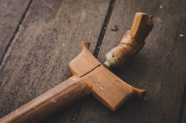 Malezya Miras, antika malay hançer veya Keris ahşap floor.low hafif ateş üzerinde görüntü tahıl içerebilir