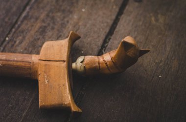 Malezya Miras, antika malay hançer veya Keris ahşap floor.low hafif ateş üzerinde görüntü tahıl içerebilir