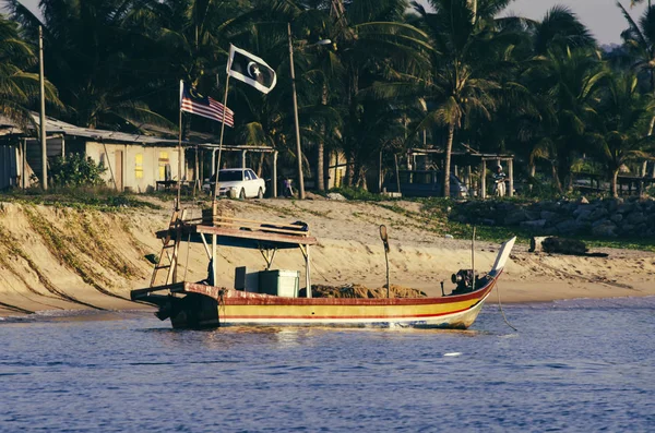 Cenário Bonito Barco Pescador Tradicional Ancorado Sobre Bela Vista Para — Fotografia de Stock