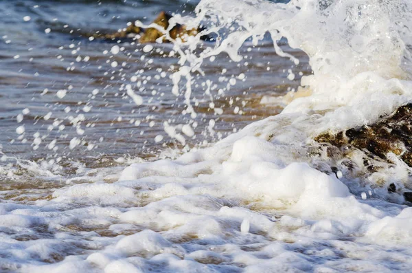 Beautiful Nature Splashing Wave While Hitting Rock Beach — Stock Photo, Image