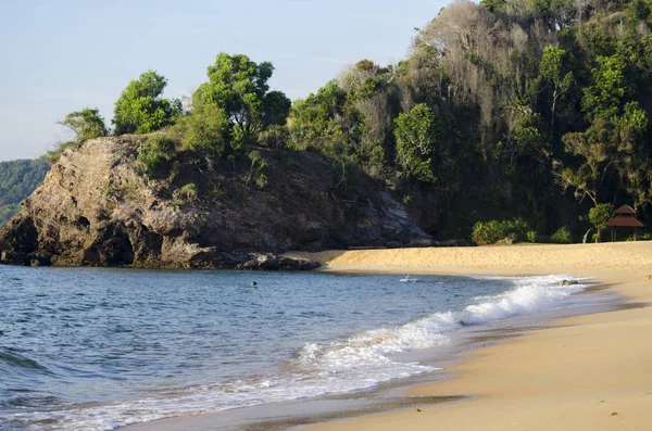 Vacaciones Paz Concept Beautiful Playa Tropical Ola Suave Golpeando Playa — Foto de Stock