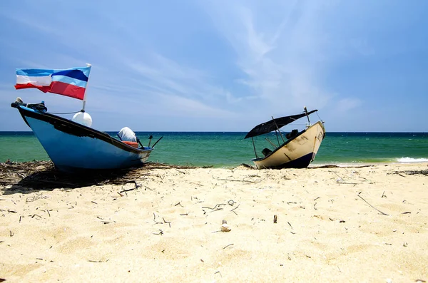 Güzel manzara, güzel deniz görünümü ve sandy beach parlak güneşli bir günde altında üzerinde demirleyen geleneksel balıkçı teknesi