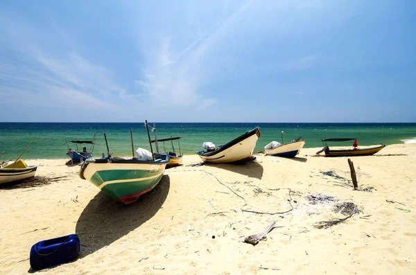 Wunderschöne Landschaft Traditionelles Fischerboot Strandet Einsamen Sandstrand Bei Strahlendem Sonnenschein — Stockfoto