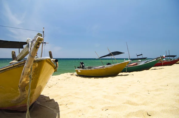 Schönheit Der Natur Fischerboot Strandet Einsamen Sandstrand Bei Strahlendem Sonnenschein — Stockfoto