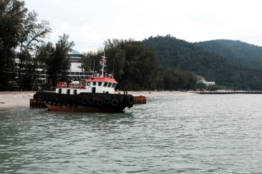 siyah römorkör tekne achored deniz kıyıya yakın