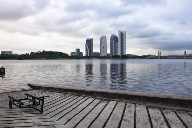 gündoğumu arka plan aşağıya Lake. Bulutlu gökyüzü ve yansıma yüzeyi.