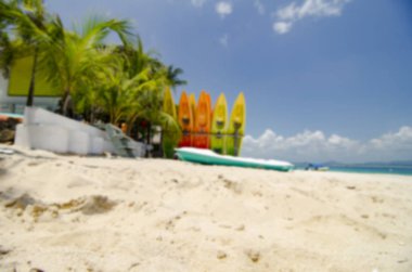 yüzey vurdu ve bulanık görüntü güzel bir plaj sahne, güneşli gün beyaz kumlu plaj üzerinde yığın anlaştık. açık deniz suyu ile bulutlu bulutlar ve mavi gökyüzü.