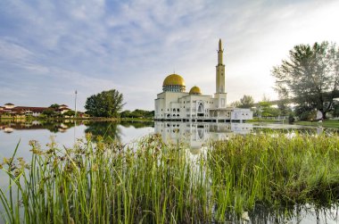 Çok güzel bir sabah sahne olarak-Salam reflecton göl kenarında ile Selangor, Malezya içinde bulunan Camii.