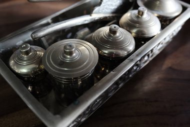 Malay miras bataryalar, ekipman düğün Tepak Sireh ahşap arka plan üzerinde aradı. düşük ışık ve seçici odak içinde ateş