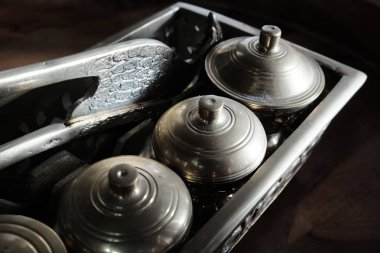 Malay miras bataryalar, ekipman düğün Tepak Sireh ahşap arka plan üzerinde aradı. düşük ışık ve seçici odak içinde ateş