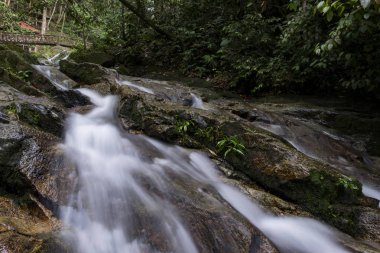 güzel doğa Kanching şelale, basamaklı su akışı bulunan içinde Malaysia, ıslak ve yosunlu rock, yeşil yağmur ormanıyla çevrili