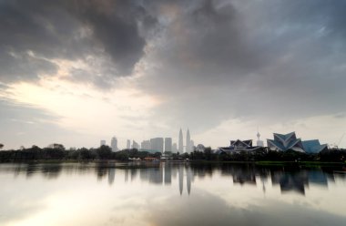 Kuala Lumpur şehir görüntü backgroud ile göl ve dramatik bulut yansıması bulanık
