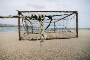 portre ve ip üzerinden paslı yengeç pot kum plajındaki tarih seçici odak. 