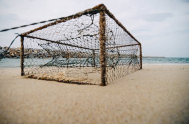 bulanık görüntü ve portre paslı yengeç pot kum plajındaki. orta odak