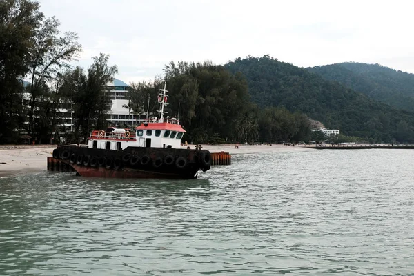 siyah römorkör tekne achored deniz kıyıya yakın