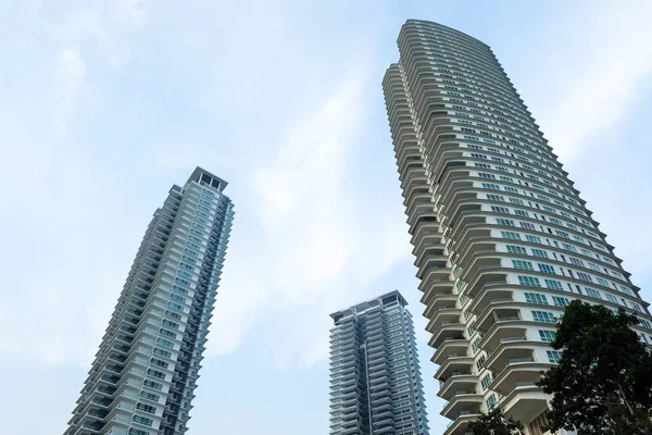 Apartamento Moderno Arranha Céus Sobre Fundo Azul Céu Com Efeito — Fotografia de Stock