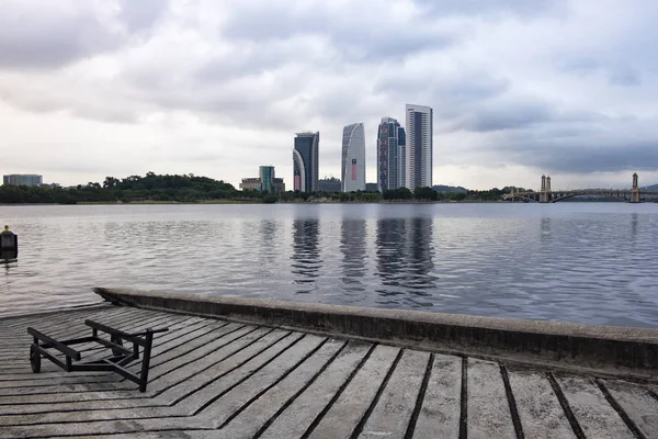 gündoğumu arka plan aşağıya Lake. Bulutlu gökyüzü ve yansıma yüzeyi.