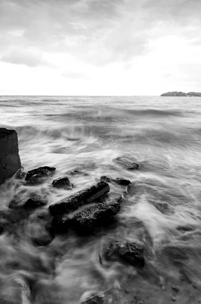 Černý Bílý Obraz Vlna Zasáhla Pobřeží Pozadím Dramatické Cloud — Stock fotografie