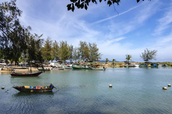 Hermosa Vista Del Paisaje Marino Con Grupo Barco Pescador Amarrado — Foto de Stock